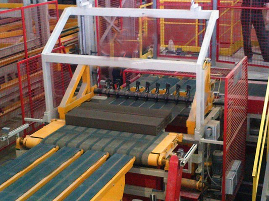 Máy cắt gạch đất sét thủy lực với chiều rộng cắt tối đa 520 mm và chu kỳ cắt 6-8 lần / phút để tiết kiệm lao động