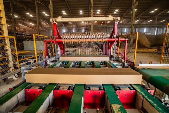 Máy cắt đồng bộ kiểu ép xuống công suất 100 tấn/ngày đến 1200 tấn/ngày dùng để cắt gạch rỗng và gạch đặc